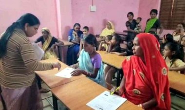 उल्लास नवभारत साक्षरता कार्यक्रम में परीक्षा सिर्फ औपचारिकता!, सास की जगह बहू ने दिया एक्जाम, बच्चे भरते नजर आए पर्चा