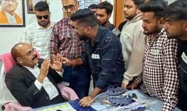 कॉलेज में NSUI का हंगामा, महिला सफाई कर्मियों के साथ अभद्र व्यवहार का आरोप, कार्यकर्ताओं ने प्रिंसिपल को जूते-चप्पलों की माला पहनाने का किया प्रयास