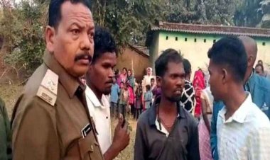 आबकारी अफसर को कई घंटे बनाया बंधक, टीम पर ग्रामीणों का हमला, मुखबीर और चालक की पिटाई, गाड़ी में तोड़फोड़, अवैध वसूली का आरोप