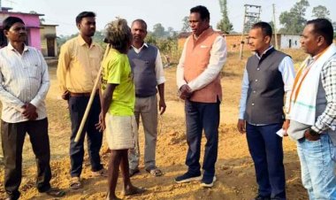 गरियाबंद में सैकड़ों का पलायन, बाइक से दुर्गम गांव पहुंचकर MLA ने देखा हाल, घरों में ताले, गांवों में सन्नाटा, बोले- रोजगार के नाम पर सरकार फेल