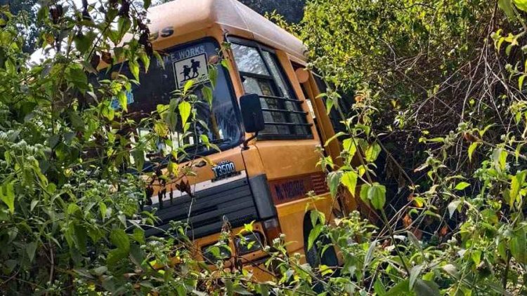 सरस्वती शिशु मंदिर की छात्रों से भरी बस का ब्रेक फेल, नाले में गिरने से बाल-बाल बची लेकिन फिर भी हो गया हादसा, मची अफरा तफरी