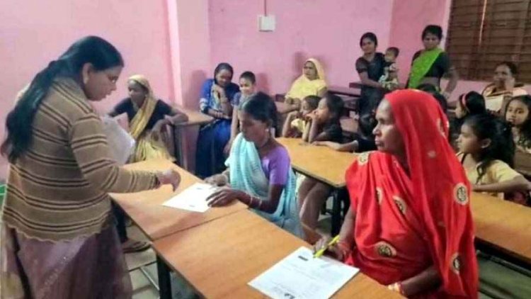 उल्लास नवभारत साक्षरता कार्यक्रम में परीक्षा सिर्फ औपचारिकता!, सास की जगह बहू ने दिया एक्जाम, बच्चे भरते नजर आए पर्चा