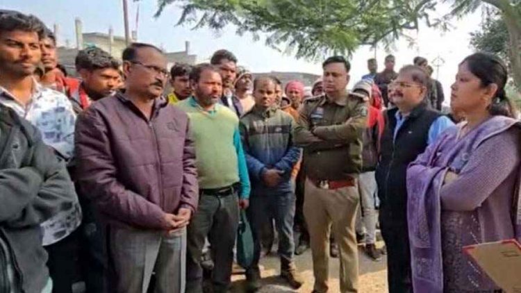 धान खरीदी केंद्र में किसानों से खुलेआम लूट, टोकन संकट से किसान बेहाल, करोड़ों का चूना, समिति प्रबंधक सस्पेंड, दो अधिकारियों पर FIR