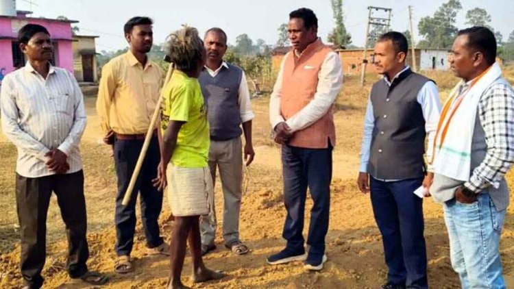 गरियाबंद में सैकड़ों का पलायन, बाइक से दुर्गम गांव पहुंचकर MLA ने देखा हाल, घरों में ताले, गांवों में सन्नाटा, बोले- रोजगार के नाम पर सरकार फेल