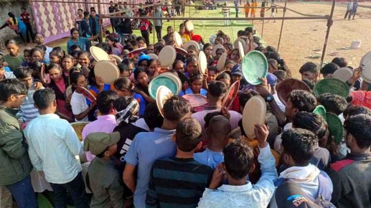 अव्यवस्था की भेंट चढ़ा सांसद खेल महोत्सव, गायब रहे जिम्मेदार अफसर, भूख से बिलखते रहे खिलाड़ी, हंगामे के बाद शाम तक पांच बार में परोसा खाना