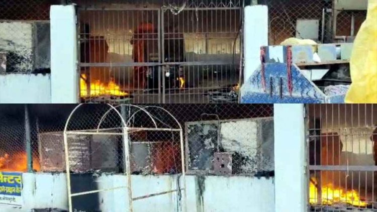 मगरलोड मणिकंचन में लगी भीषण आग।आग में जलकर 4 ई-रिक्शा समेत लाखों की संपत्ति जलकर खाक, कई मशीनें स्वाहा, मचा हड़कंप