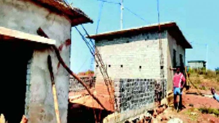PM जनमन योजना में बड़ा खेला, बिना कॉलम के खड़े कर दिए आदिवासियों के मकान, ठेकेदार बोला- सब ऐसे ही बना रहे, ओके रिपोर्ट और भुगतान