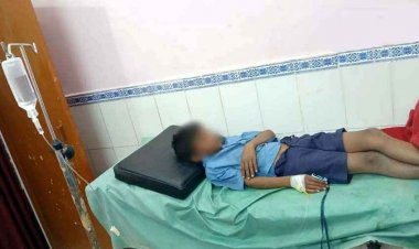 सरकारी स्कूल में प्रार्थना के दौरान एक-एक कर बेहोश होने लगे बच्चे, 17 स्टूडेंट बीमार, 1 की हालत नाजुक, किया रेफर, गांव में मचा हड़कंप