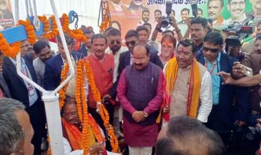 सिरकट्टी आश्रम में मुख्यमंत्री विष्णु देव साय ने की धर्मध्वजा स्थापना, राजिम में विकास कार्यों और गीता प्रेस का किया उद्घाटन