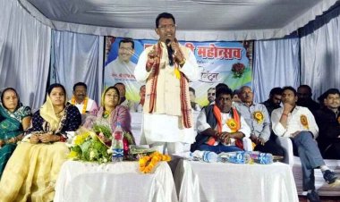 पटेल समाज द्वारा आयोजित शाकम्भरी महोत्सव में शामिल हुए विधायक रोहित साहू, जेसीबी से पुष्पवर्षा, सब्जियों से तौलकर MLA का अभिनंदन