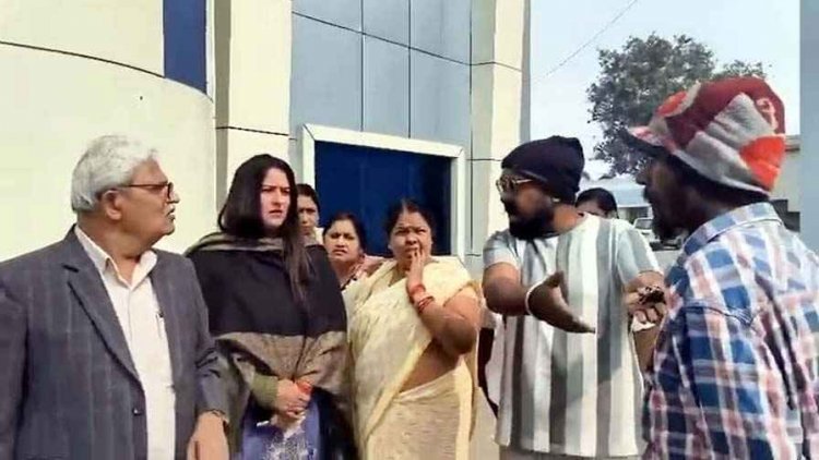नशा-मुक्ति केंद्र से मिल रही नशे की सामग्री, रायपुर से भिलाई पहुंचे डॉक्टर, उनके सामने ही नशा की दवा बाहर ले जाते मिले मरीज, मचा हड़कंप
