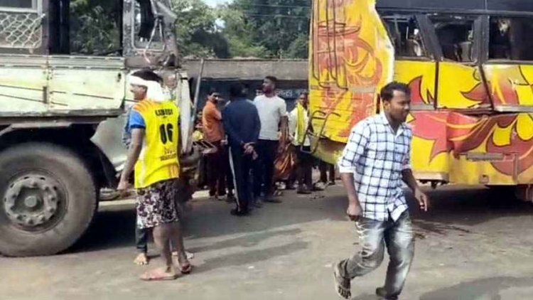 यात्रियों से भरी बस को तेज रफ़्तार ट्रक ने मारी जोरदार टक्कर, चपेट में आई 2 बाइक, कई यात्री घायल, 4 की हालत नाजुक, ड्राइवर फरार