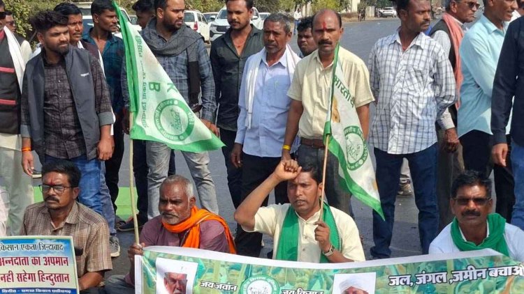 धान खरीदी से वंचित किसानों के पंजीयन व खरीदी अवधि बढ़ाने की मांग, टोल प्लाजा के पास आरंग में चक्का जाम कर जमकर प्रदर्शन