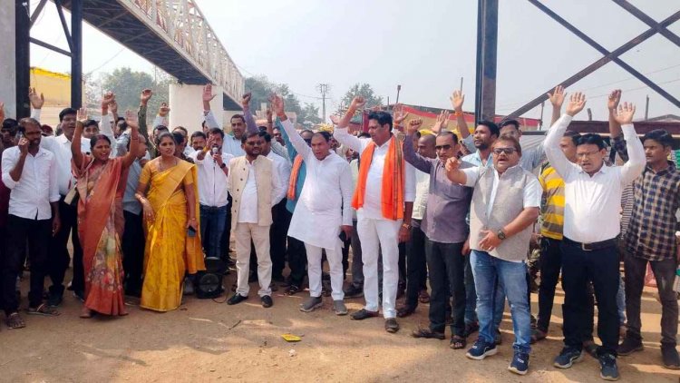 राजिम कल्प कुंभ में मनमानी वसूली व उपेक्षा के आरोप, जनपद पंचायत मगरलोड के साथ सौतेला व्यवहार, भाजपा नेता के साथ व्यापारियों का धरना