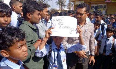 प्राचार्य पर कमीशनखोरी व मानसिक प्रताड़ना के आरोप, पुन: पदस्थ करने पर छात्रों का हल्लाबोल, कलेक्ट्रेट का घेराव, आखिरकार झुका प्रशासन