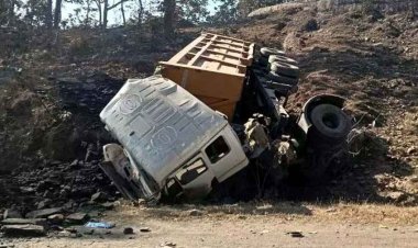 कोयले से लदा ट्रेलर अनियंत्रित होकर घाटी में पलटा, ड्राइवर और हेल्पर की  मौत, मची अफरा-तफरी,  गड्ढों से भरी जर्जर सड़क बनी हादसे की वजह