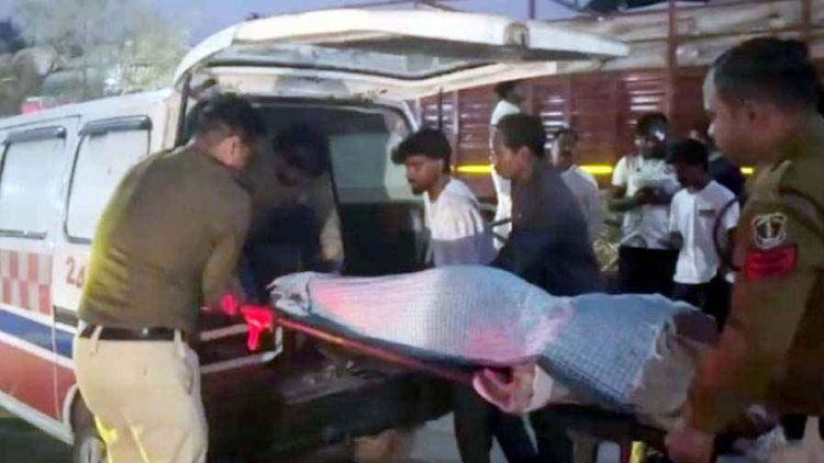 तेज रफ्तार ट्रक की चपेट में आने से बाइक सवार युवक की दर्दनाक मौत, दिल दहला देने वाला वीडियो आया सामने, आरोपी की तलाश जारी