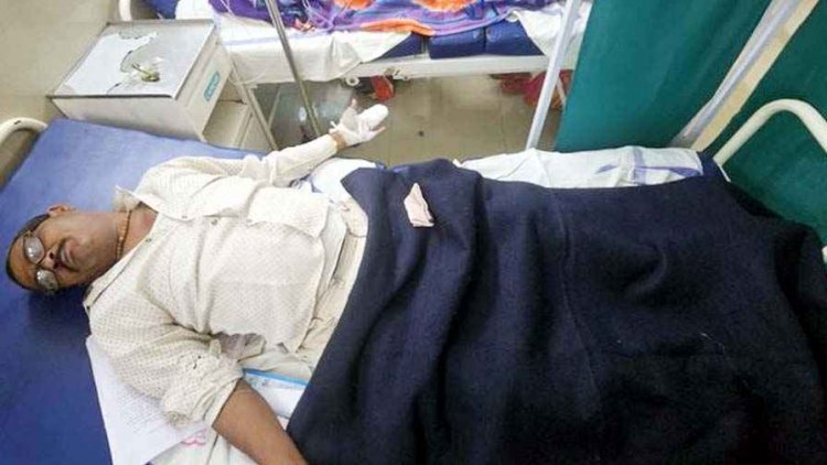 कलेक्टरेट में आत्मदाह की कोशिश, सामाजिक बहिष्कार से परेशान व्यक्ति ने खुद पर डाला मिट्टी तेल, मचा हड़कंप, पुलिस और कर्मचारियों ने बचाई जान