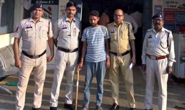 शराब पीने से रोकने पर बेटे ने मां पर कियस हमला, कुल्हाड़ी से गले पर किया जानलेवा वार, हालत नाजुक, आरोपी बेटा गिरफ्तार होकर पहुंचा जेल