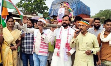 मैनपुर में रसोई गैस किल्लत को लेकर कांग्रेस द्वारा शवयात्रा निकाल प्रदर्शन, नाले की गैस से चाय बनाने की कोशिश, लगी भारी भीड़, महंगाई पर भाजपा सरकार को घेरा