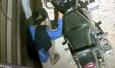 गोबरा नवापारा में चोरों के हौसले बुलंद!, CCTV में कैद पेट्रोल चोर, दो बदमाश चाकू के साथ वारदात को दे रहे अंजाम, लोगों में आक्रोश, कार्रवाई की मांग