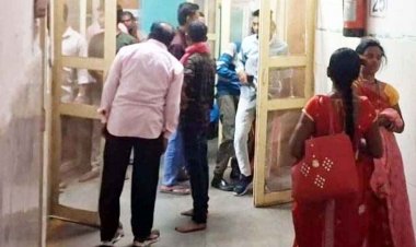 मगरलोड के भरदा से चौथिया जा रही छोटा हाथी वाहन पलटने से 15 से 17 लोगों के घायल होने की आशंका, घायलों को अस्पताल में किया भर्ती, इलाज जारी