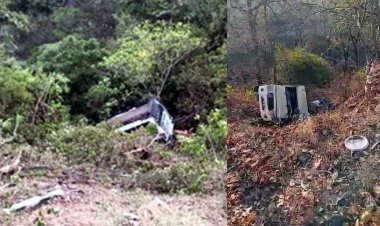 15 फीट गहरी खाई में गिरा शादी समारोह में जा रहा अनियंत्रित कैटरिंग वाहन, मची चीख पुकार, 10 घायल; चार की हालत नाजुक, जिला अस्पताल रेफर