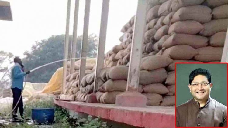 धान खरीदी केंद्र में घोटाले का खेल!, सहकारी समिति में कर्मचारी बोरियों में पाइप से डाल रहे पानी, ग्रामीणों ने पकड़ा रंगे हाथ, वीडियो वायरल, मचा हड़कंप