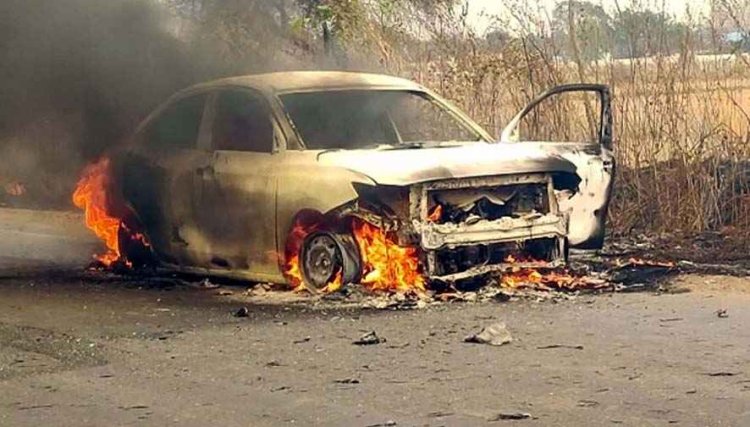 राजिम-फिंगेश्वर मार्ग पर चलती कार में लगी भीषण आग, धू-धू कर जली कार, चालक ने कूदकर बचाई जान, अफरा-तफरी का माहौल, टला बड़ा हादसा