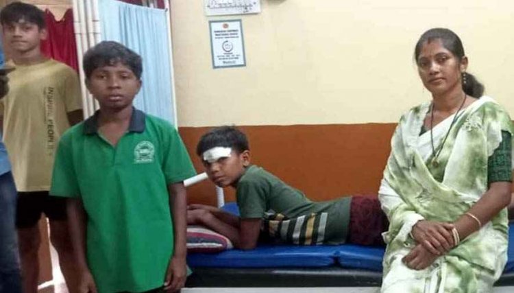 आदिवासी छात्रावास में नशेड़ी रसोई कर्मचारी ने किया बड़ा कांड, छात्र लहूलुहान, बच्चा पहुंचा अस्पताल, हिरासत में आरोपी, पूछताछ जारी, कड़ी कार्यवाही की मांग