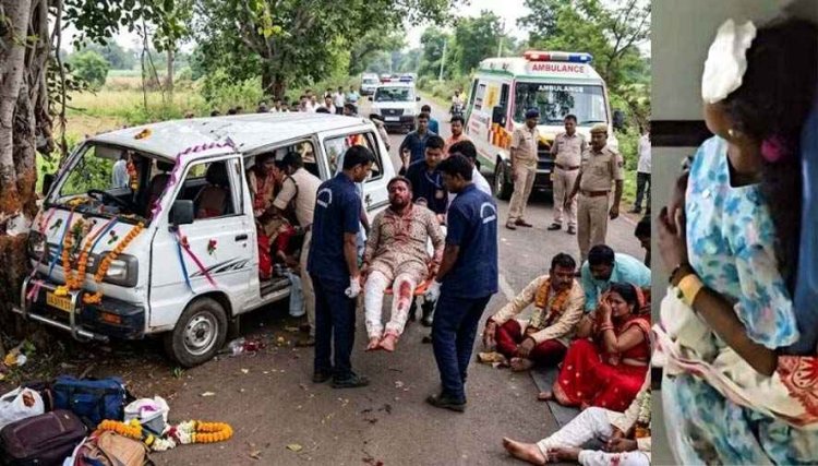 भीषण सड़क हादसा, पेड़ से टकराई बारातियों से भरी तेज रफ़्तार इको वैन, मची चीख पुकार, 8 बाराती घायल, 3 की हालत गंभीर, मातम में बदली खुशियां