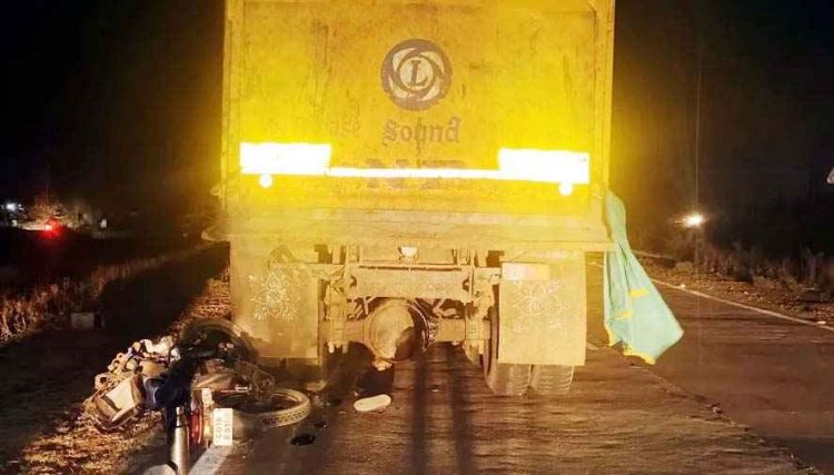 सड़क किनारे खड़े टिपर से टकराई तेज रफ्तार बाइक, दर्दनाक सड़क हादसे में वन विभाग के कर्मचारी की मौत, इलाके में शोक का माहौल, जांच में जुटी पुलिस