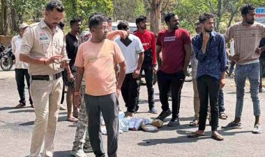 दर्दनाक सड़क हादसा, तेज रफ़्तार अज्ञात ट्रक ने बाइक सवार युवक को मारी जोरदार टक्कर, हेलमेट लगाए डिलीवरी बॉय की मौके पर मौत, सदमे में परिजन
