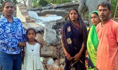 बिना पूर्व सूचना सत्ता के बुलडोजर तले कुचले गरीबों के प्रधानमंत्री आवास योजना’ के पक्के मकान, इधर रात में दिया नोटिस और सुबह चला दिया अतिक्रमण अभियान