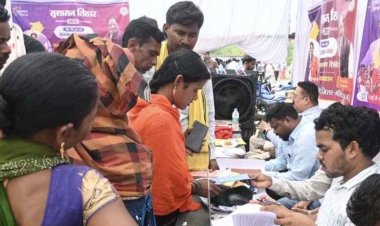 बेटी पैदा होते ही पिता ने अपनाने से किया इंकार, पत्नी को तलाक की धमकी, बच्चों की पहचान के लिए सुशासन तिहार में प्रशासन के दरवाजे पहुंची मां