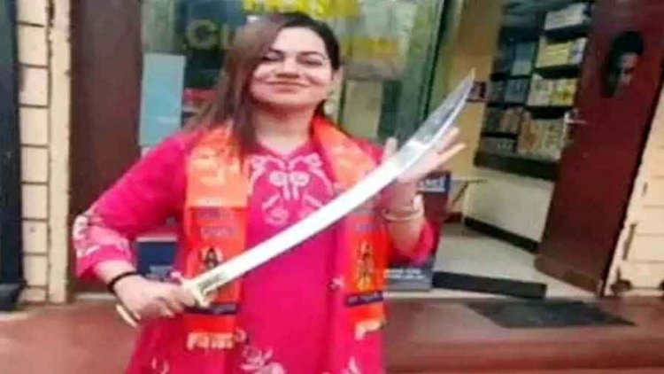 रायपुर की महिला लेक्चरर ने हाथों में तलवार लहराकर बनाया वीडियो, जमकर हो रहा वायरल, शिक्षिका का फिल्मी स्टाइल में रील बनाना पड़ा भारी!