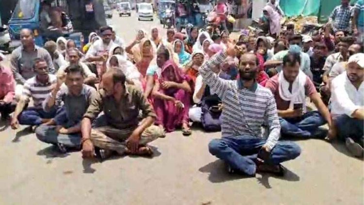 ड्यूटी के दौरान चुन्नी मशीन में फंसने से महिला गार्ड की मौत, आक्रोशित परिजनों ने जमकर किया बवाल, मुआवजे की मांग, सड़क पर शव रखकर प्रदर्शन