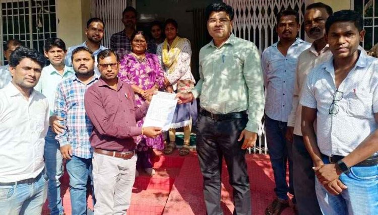 राजिम विधायक के “जूता-चप्पल” बयान पर भड़का तहसील पटवारी संघ छुरा, सुशासन तिहार के पूर्ण बहिष्कार का ऐलान, कलेक्टर के नाम SDM को सौंपा ज्ञापन