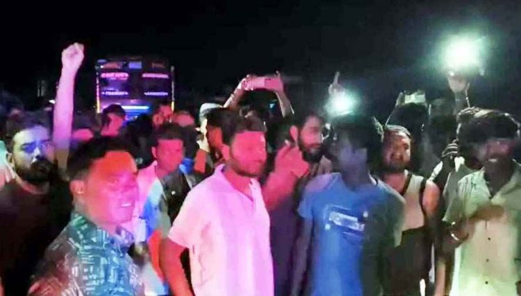 बेकाबू मिनी ट्रक ने कई वाहनों और लोगों को रौंदा, एक की मौत, कई घायल, नहीं मिली एम्बुलेंस, शव उठाने में देरी से भड़के ग्रामीण, मुआवजे की मांग पर चक्काजाम