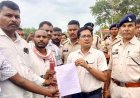 किसानों के नाम से निकाल लिया फर्जी केसीसी लोन, धान बेचकर भी नहीं मिले पैसे, 50 किसान पहुंचे कलेक्ट्रेट, कलेक्टर कार्यालय का घेराव, आंदोलन की चेतावनी