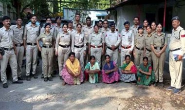 दारू बेच रही महिलाएं, सुशासन तिहार में शिकायत मिलने के बाद आबकारी विभाग ने लिया सख्त एक्शन, तीन महिला तस्कर गिरफ्तार, महुआ शराब बरामद