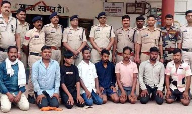 डायल 112 के आरक्षक और ड्राइवर की लेट आने का आरोप में बेरहमी से पिटाई के 8 आरोपी गिरफ्तार, पुलिस ने सरेआम निकाली हेकड़ी, सरेआम निकाला जुलूस