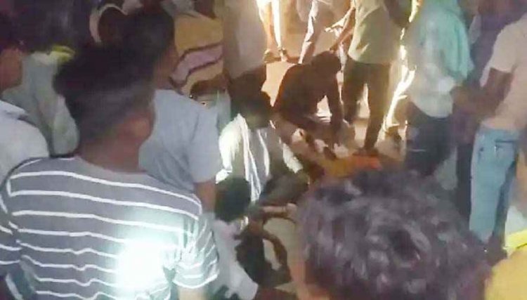 अज्ञात हाईवा ने बाइक को मारी जोरदार टक्कर, युवक की मौत पर ग्रामीणों का फूटा गुस्सा, 112 वाहन और एंबुलेंस में तोड़फोड़, पुलिसकर्मी और चालक घायल