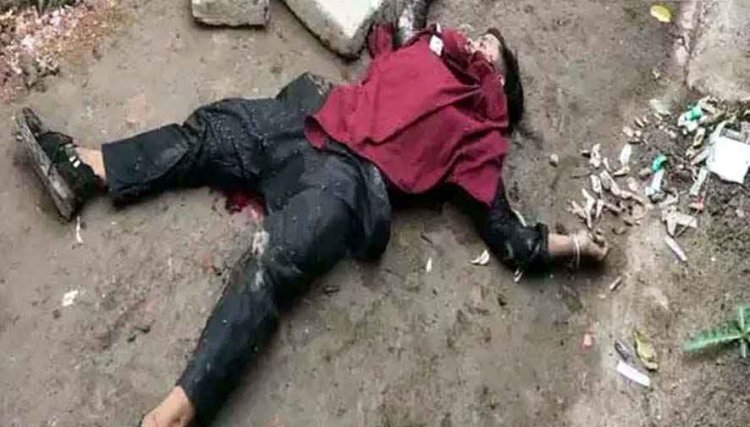 सड़क पर खून से लथपथ मिली युवक की लाश, बेरहमी से हत्या के बाद इलाके में दहशत का माहौल, पत्थर से कुचलकर मारने की आशंका, जांच में जुटी पुलिस