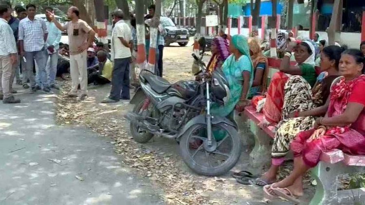 जंगल में मिली लापता युवती की लाश, इलाके में फैली सनसनी, मौके से जहर की शीशी बरामद, परिजनों ने लगाया हत्या का आरोप, जांच में जुटी पुलिस