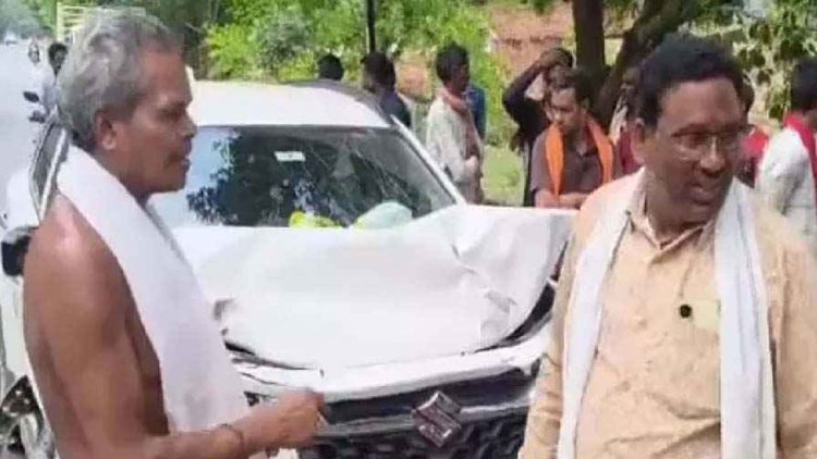 भीषण सड़क हादसा: दो कारों की आमने-सामने जोरदार टक्कर, एक की मौके पर मौत, 4 लोगों की हालत नाजुक, दोनों वाहन के उड़े परखच्चे