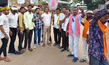 नकटी में बेदखली कार्रवाई का विरोध, मैनपुर में कांग्रेस का प्रदर्शन, CM का फूंका पुतला, पुलिस और कांग्रेसियों में जोरदार झड़प, इधर माना थाने का घेराव