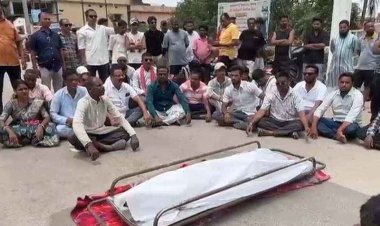 तेज रफ्तार हाइवा ने नाबालिग को मारी टक्कर,12 साल के बच्चे की मौत, परिवार में पसरा मातम, गुस्साए लोगों ने सड़क पर शव रखकर किया चक्काजाम  