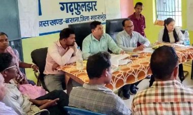 आवास के नाम पर पैसे मांगने का आरोप, जांच में पहुंचे अधिकारी, जमकर हंगामा, कार्रवाई की मांग, बीजेपी नेता पूर्व सरपंच को ग्रामीणों ने निकाला बाहर