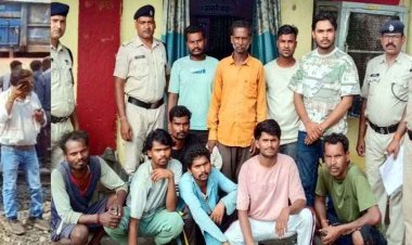 रेलवे स्टेशन पर मालगाड़ी के 5 डिब्बे हुए बेपटरी, RPF ने कोच अटेंडेंट समेत 10 आरोपियों को किया गिरफ्तार, ठेकेदार पवन नायक फरार, तलाश जारी